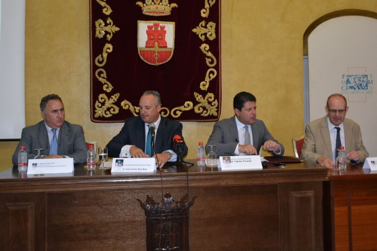 Alejandro del Valle, coordinador del seminario sobre el brexit, el alcalde Juan Carlos Ruiz Boix, Fabian Picardo y el profesor Jesús Verdú en la pasada edición de los Cursos de Verano de la UCA en San Roque.