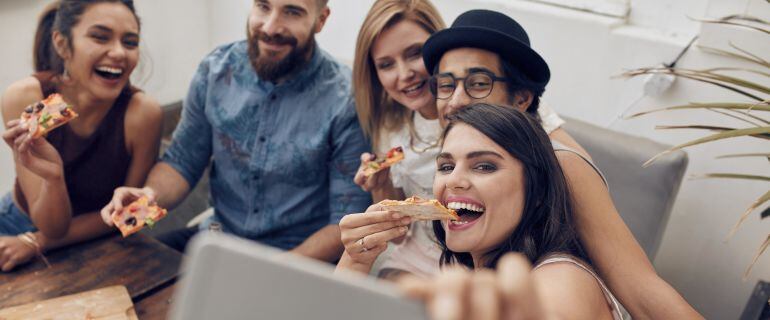 Un grupo de amigos haciéndose una &#039;selfie&#039; para compartir en las redes sociales.