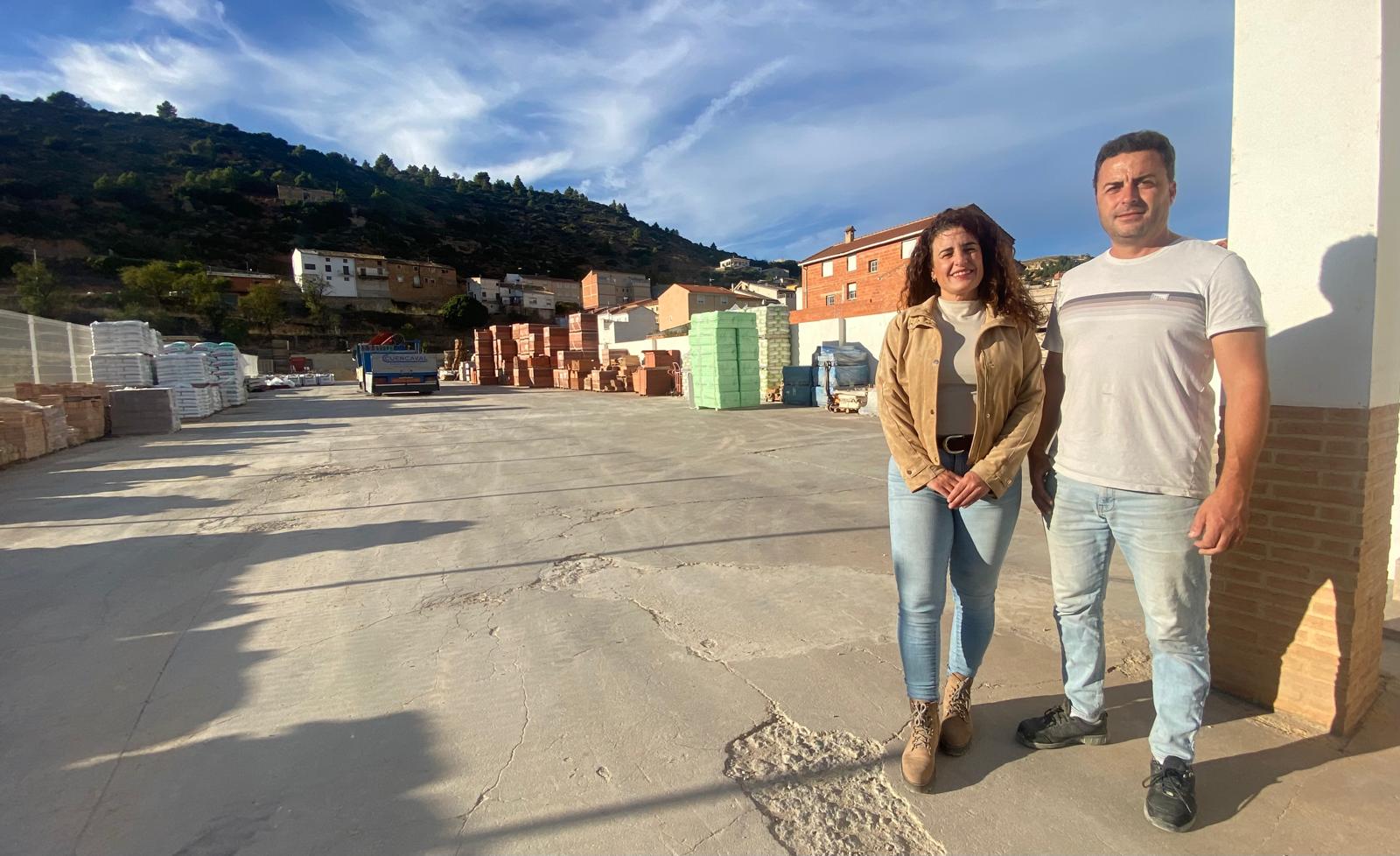 Patricia Cuenca Valero y su hermano en las instalaciones de su empresa de materiales de construcción Cuencaval en Mira.