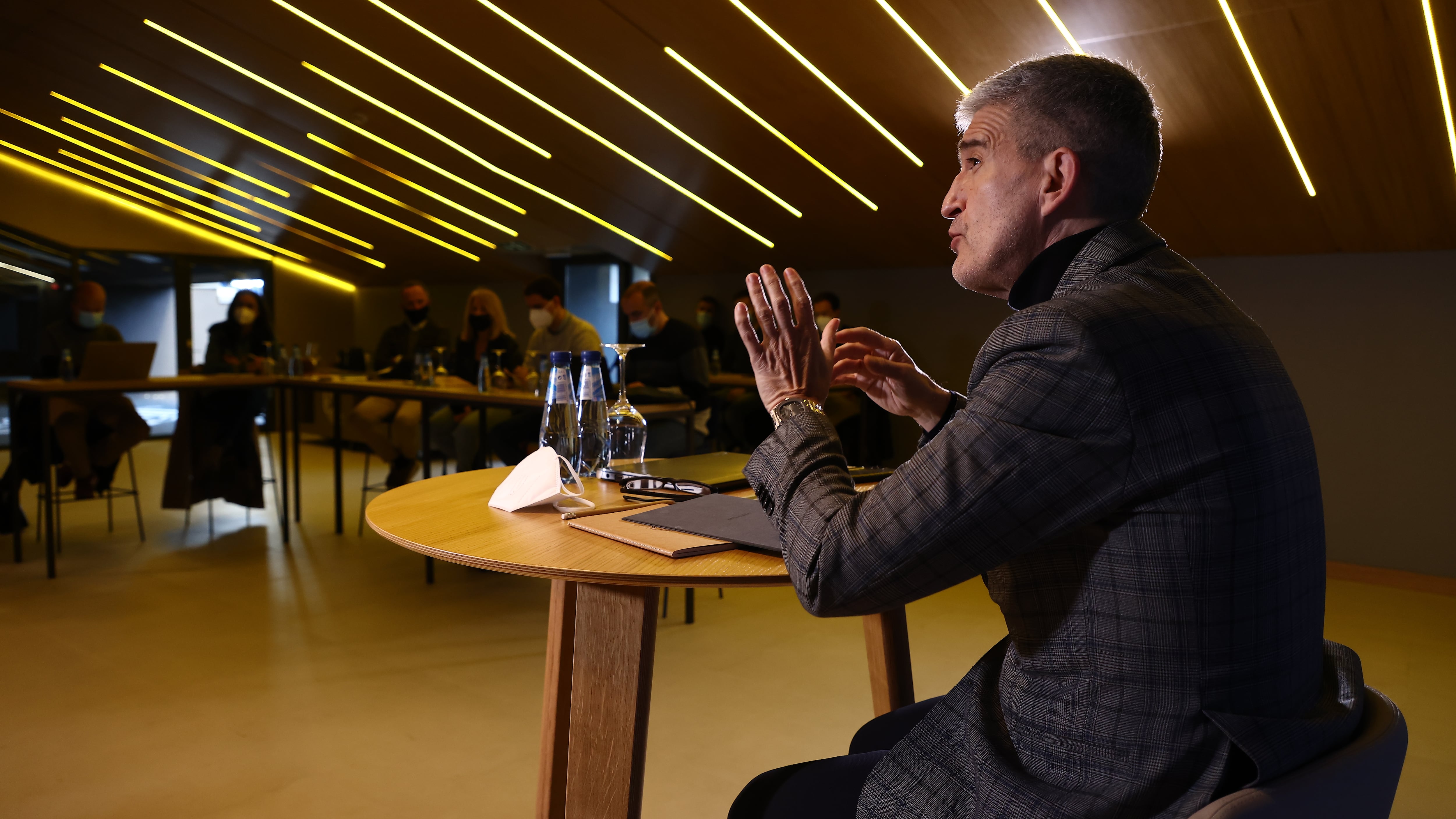 Roberto Olabe atiende a los medios en Anoeta