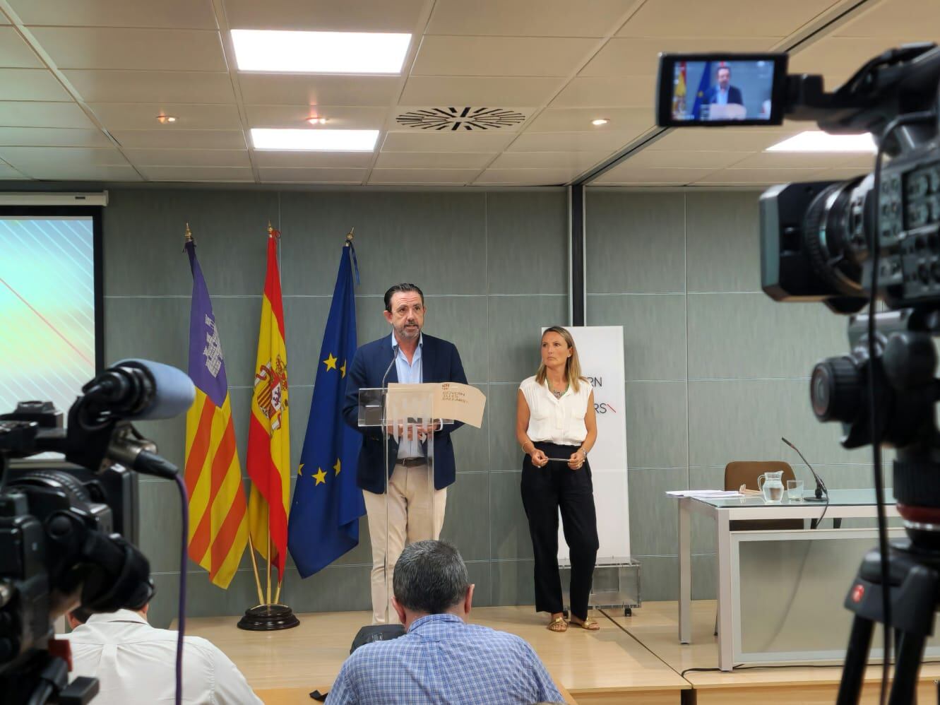 Imagen de la rueda de prensa de presentación de los datos con el conseller Alejandro Sáenz de San pedro