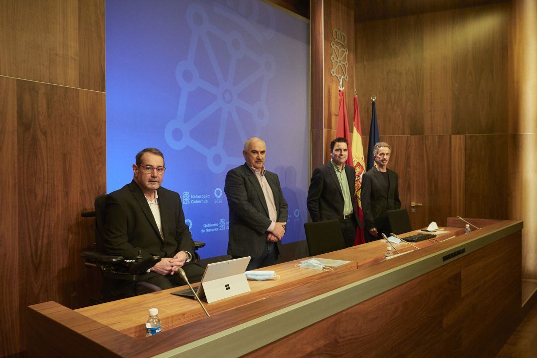 El vicepresidente segundo y consejero de Ordenación del gobierno de Navarra, José María Aierdi (2i), y el presidente de la Fundación Caja Navarra, Javier Miranda (1i), presentan un proyecto conjunto de viviendas de alquiler en la Sala de Prensa del Palacio de Navarra