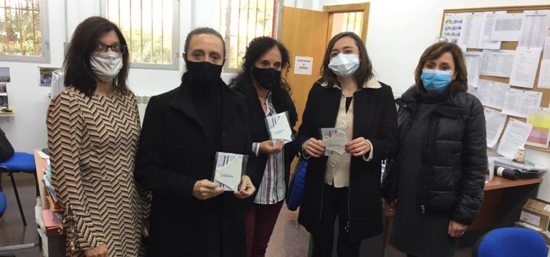 La alcaldesa de Getafe (2d) participó en la entrega de mascarillas este miércoles