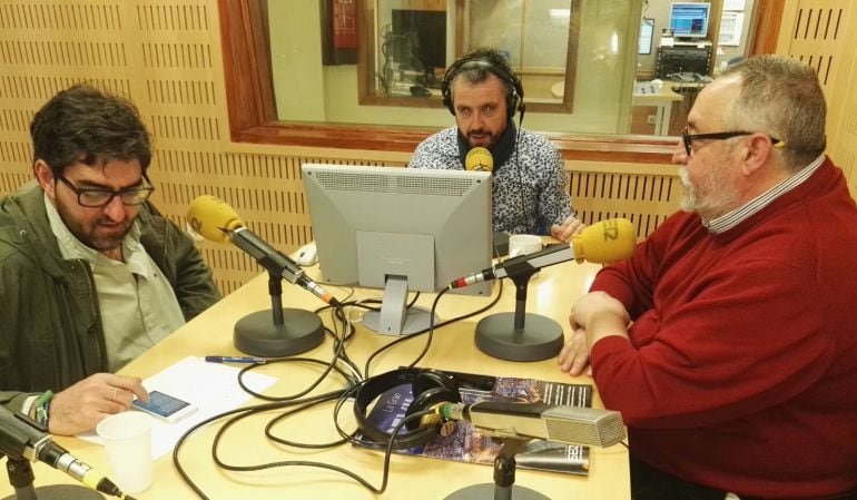 De izquierda a derecha, Álvaro Enríquez, Paco García y Bienvenido Puelles durante la tertulia del programa Cruz de Guía de este martes 15 de marzo