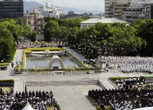 Unas 50.000 personas se han congregado en el Parque de la Paz de Hiroshima para rendir homenaje a las víctimas con un minuto de silencio.