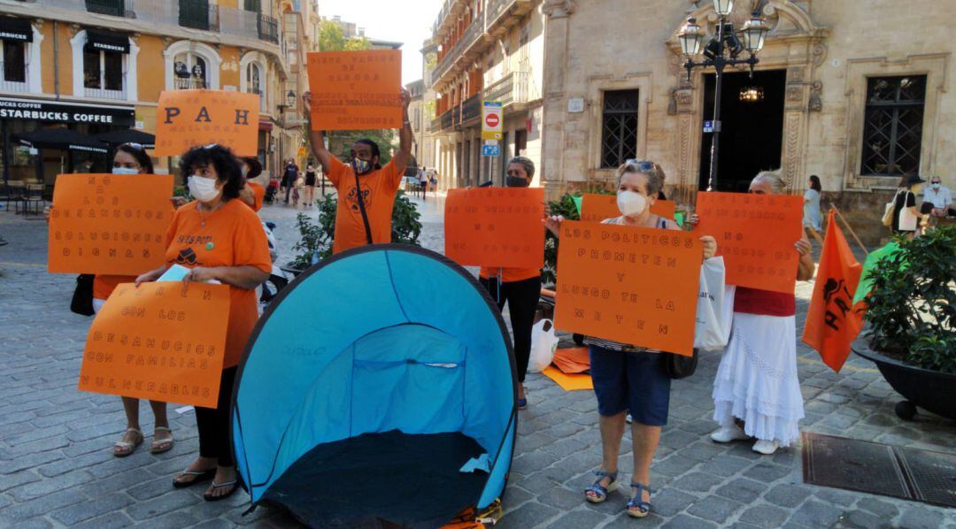 Miembros de la Plataforma de Afectados por las Hipotecas en la concentración frente el Ayuntamiento de Palma.