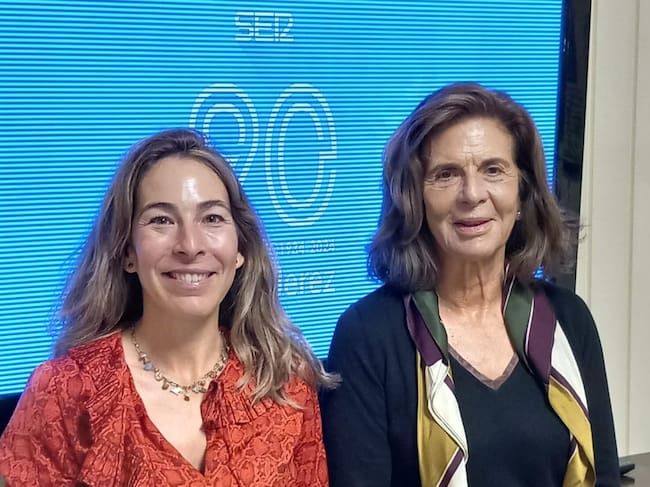 Regla González de la Peña y su hija Carla Vergara, durante su visita a Radio Jerez