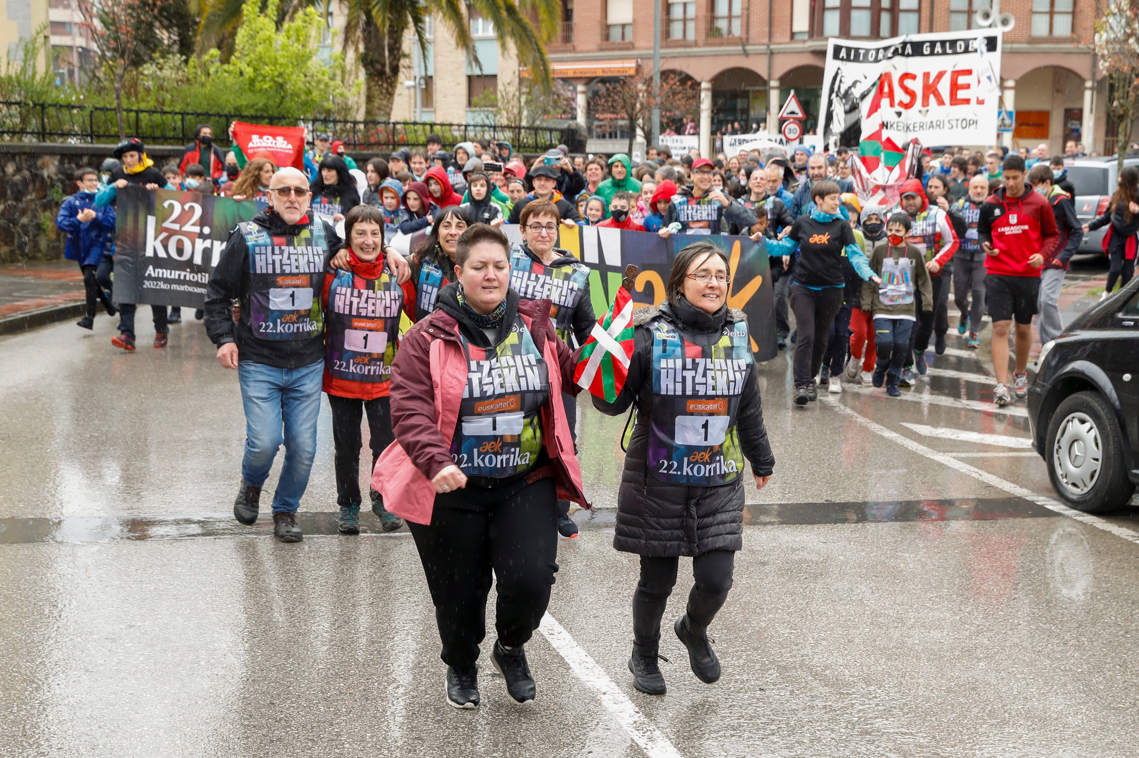 AMURRIO (VITORIA), 31/03/2022.-Vista del comienzo en Amurrio este jueves de la carrera bianual a favor del euskera Korrika, que terminará en San Sebastián el 10 de abril tras recorrer cerca de 2.500 kilómetros.- EFE / David Aguilar
