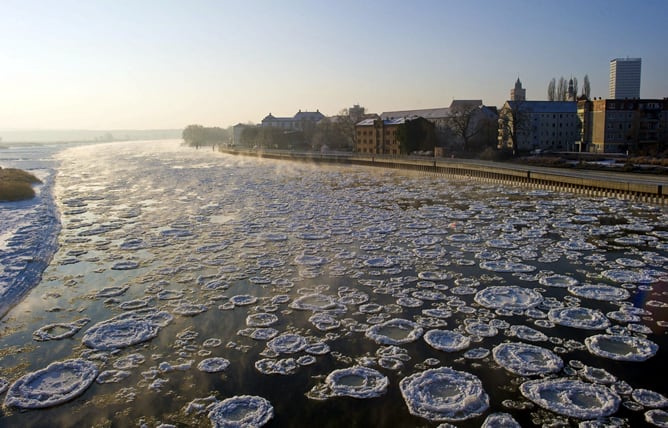 Placas de hielo flotan en el río Oder a su paso por Frankfurt, en Alemania