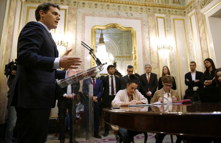 El presidente de Ciudadanos, Albert Rivera, durante la rueda de prensa que ofrecido hoy en el Congreso de los Diputados