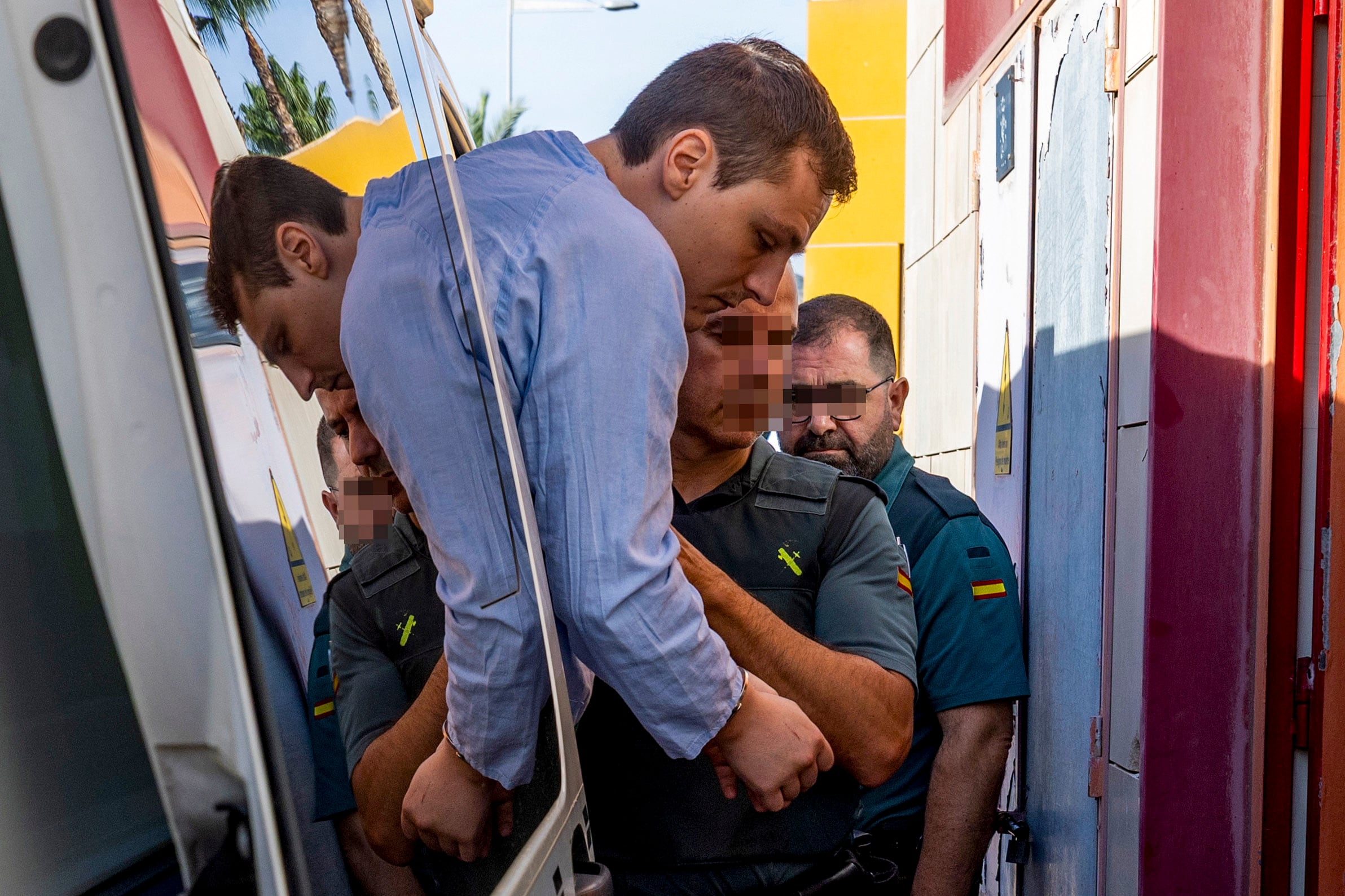 TOTANA, (MURCIA), 29/10/2025.- El detenido como presunto autor de la muerte de su pareja, Ainhoa, la joven de 19 años cuyo cadáver fue encontrado con signos de estrangulamiento en una vivienda de la localidad murciana de Librilla, a su llegada este miércoles a los Juzgados de Violencia sobre la Mujer de Totana (Murcia).- EFE/ Marcial Guillén