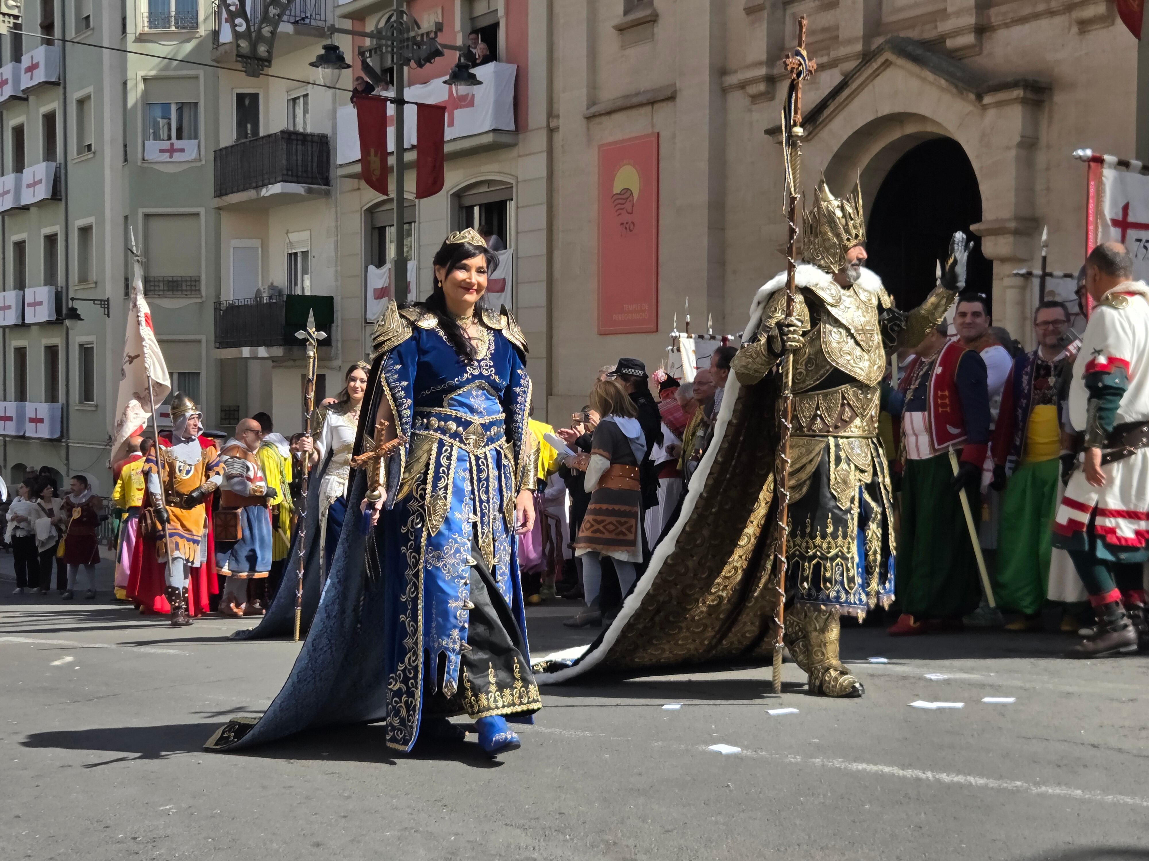 Nando Jordá, alférez cristiano de la Filà Asturianos, junto a su esposa, Rosa Jornet,