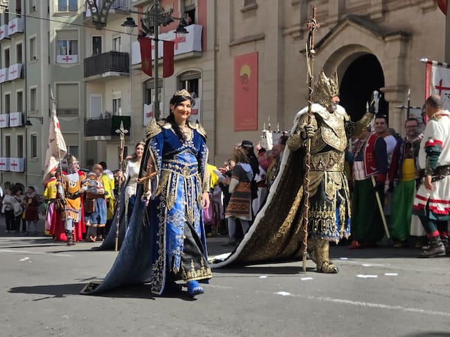 Nando Jordá, alférez cristiano de la Filà Asturianos, junto a su esposa, Rosa Jornet,