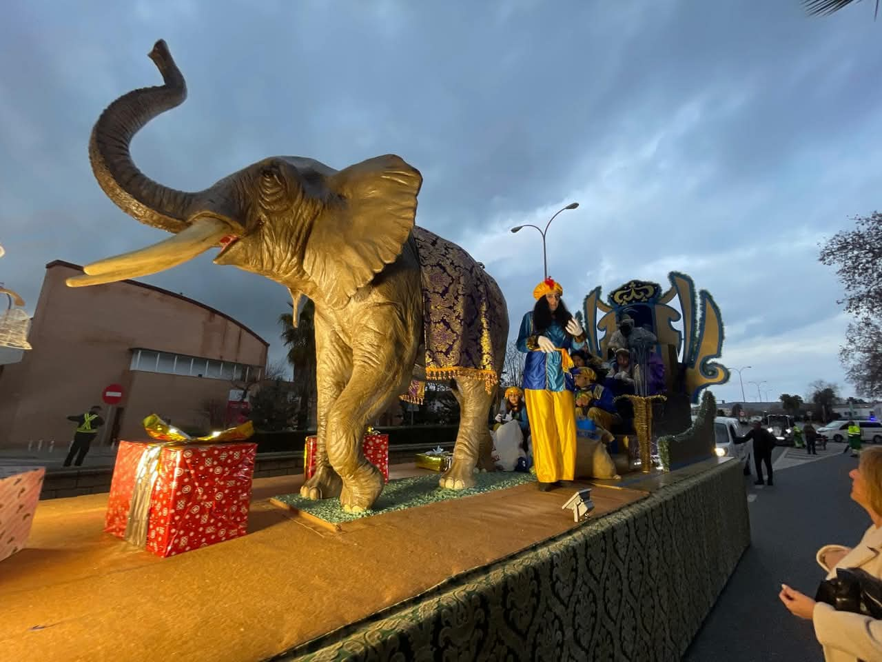 Carrozas y pasacalles de las distintas localidades extremeñas en la Cabalgata de Reyes 2025