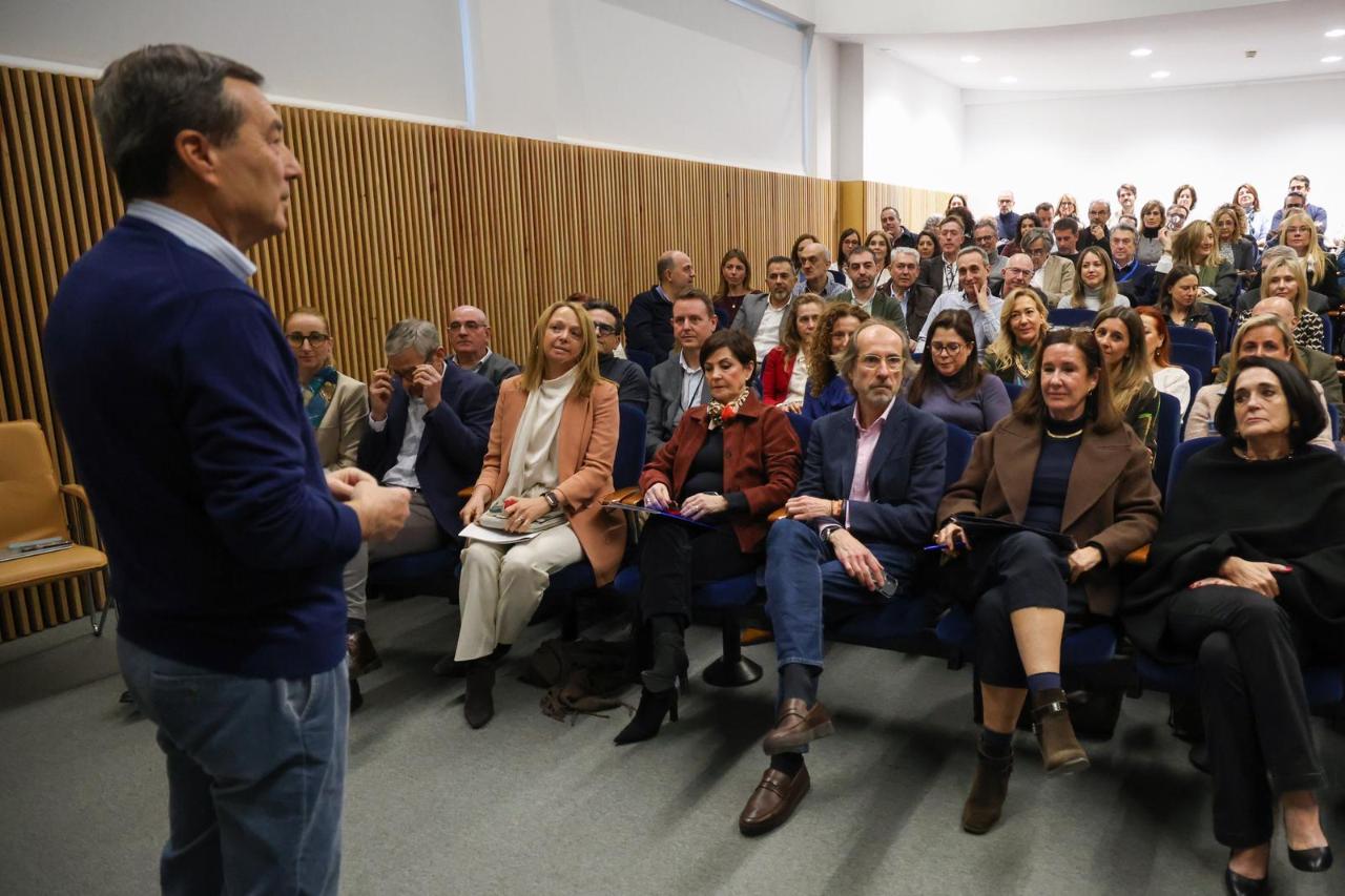 Marciano Gómez hablando sobre la reducción de los tiempos en las listas de espera
