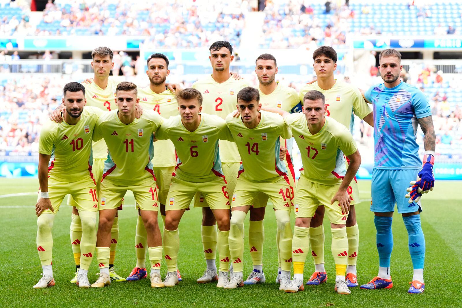 El once de España con Pubill (2) y Álex Baena (10) ante la Selección de Japón.