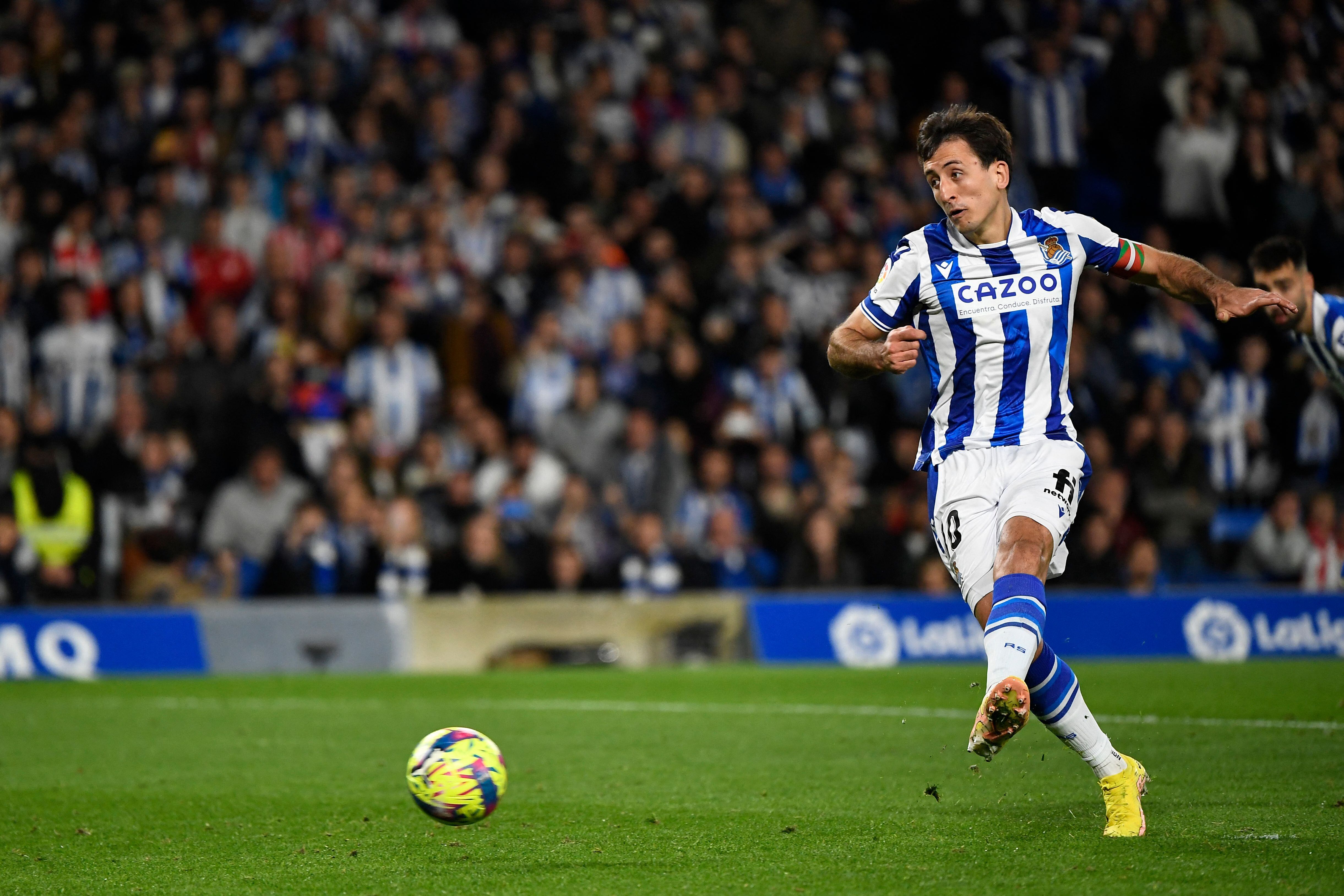 Mikel Oyarzabal golpea el penalti para anotar el tercer tanto de la Real Sociedad.