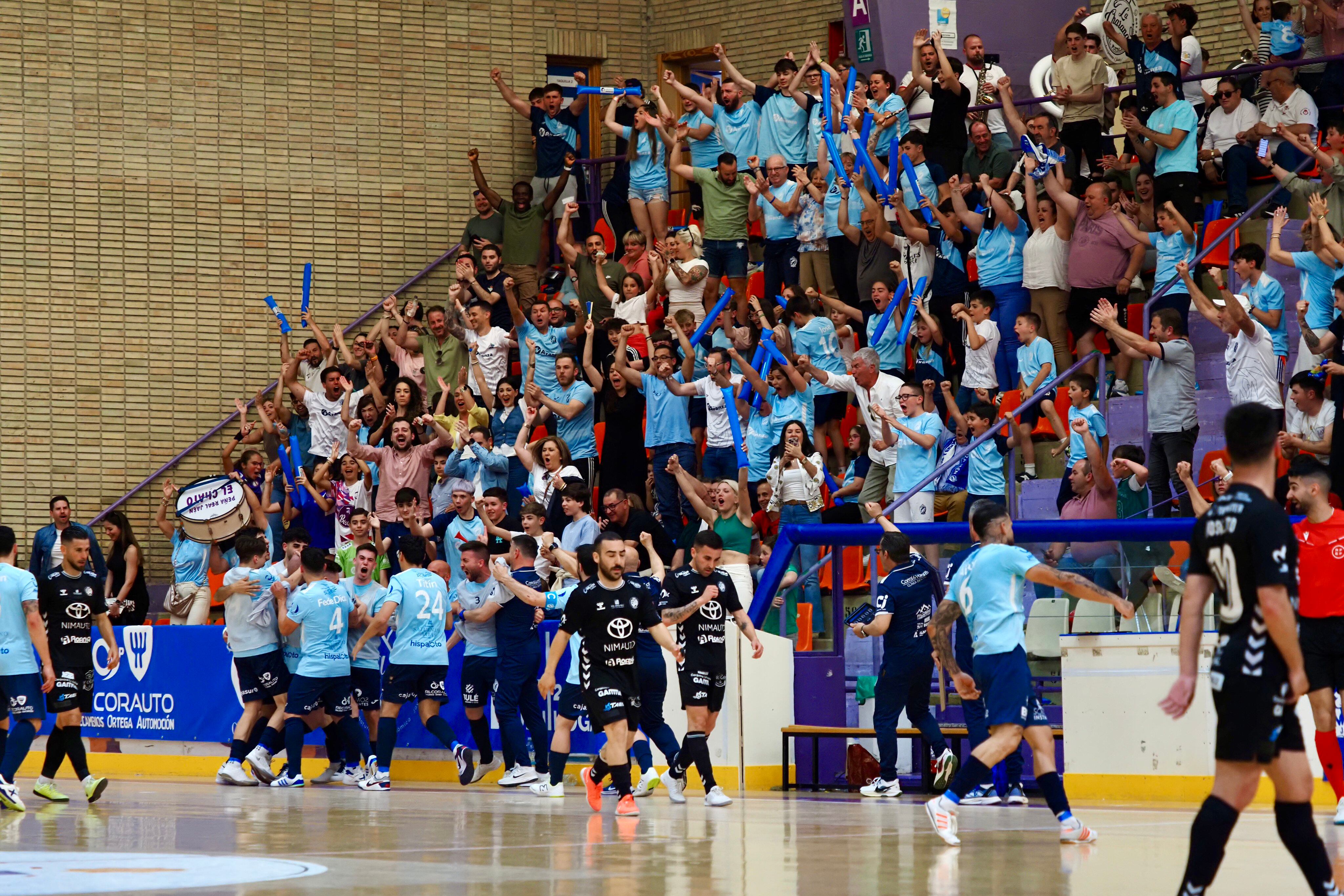 Los jugadores del Avanza Jaén FS celebran uno de los goles en La Salobreja.