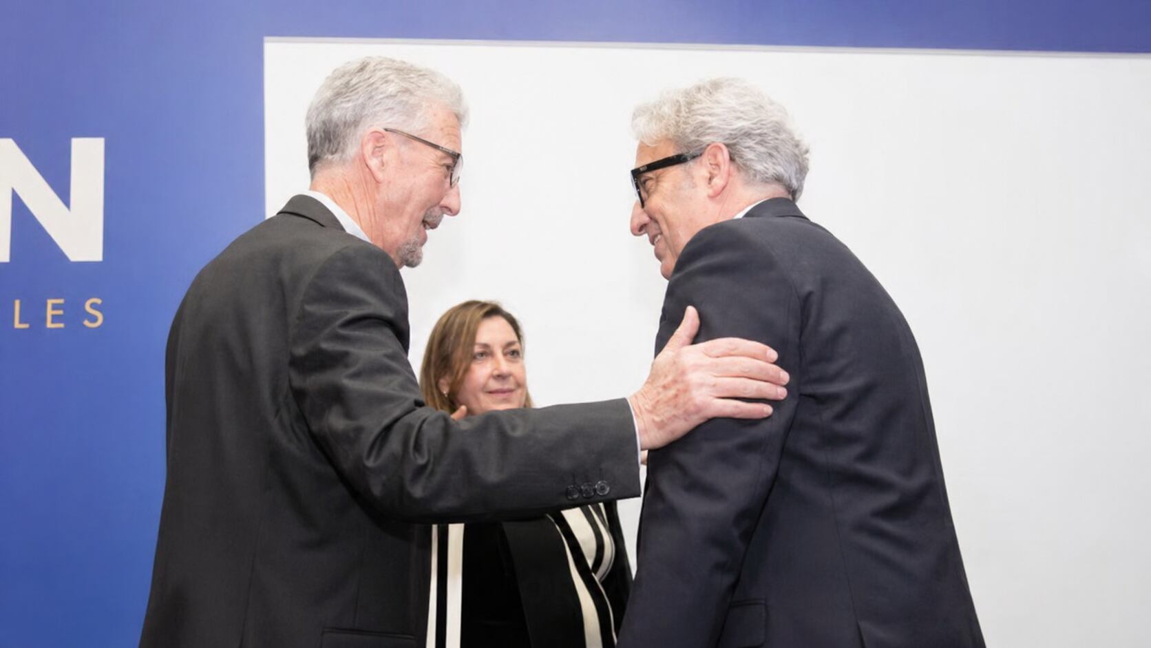 Malaquías de Blas, a la izquierda, charla con el humorista Leo Harlem en un evento pasado