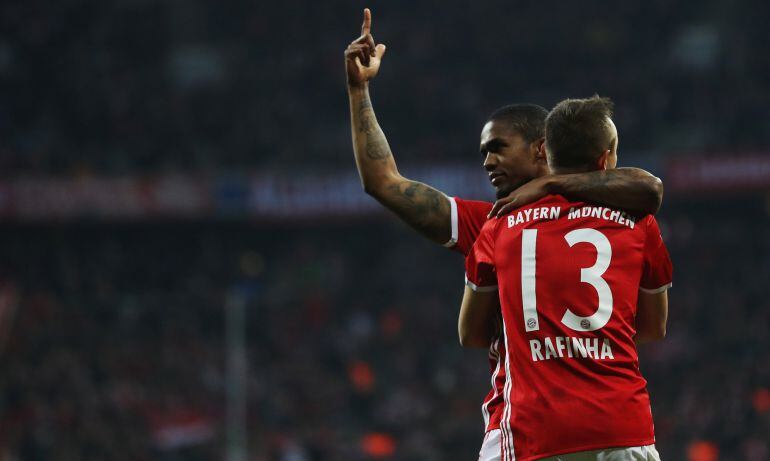 Douglas Costa celebra un gol con Rafinha 