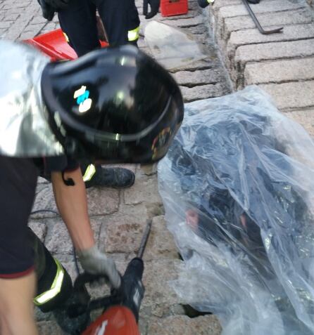 Imagen de los bomberos de San Sebastián trabajando para liberar la mano de la mujer.