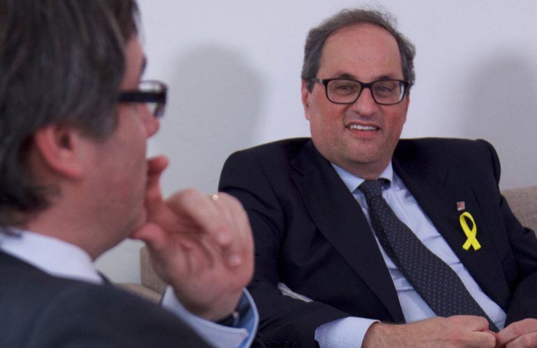 Quim Torra mira Carles Puigdemont en una reunión en Berlín.