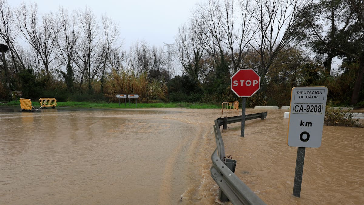 La borrasca Francis deja una docena de carreteras cortadas en Andalucía