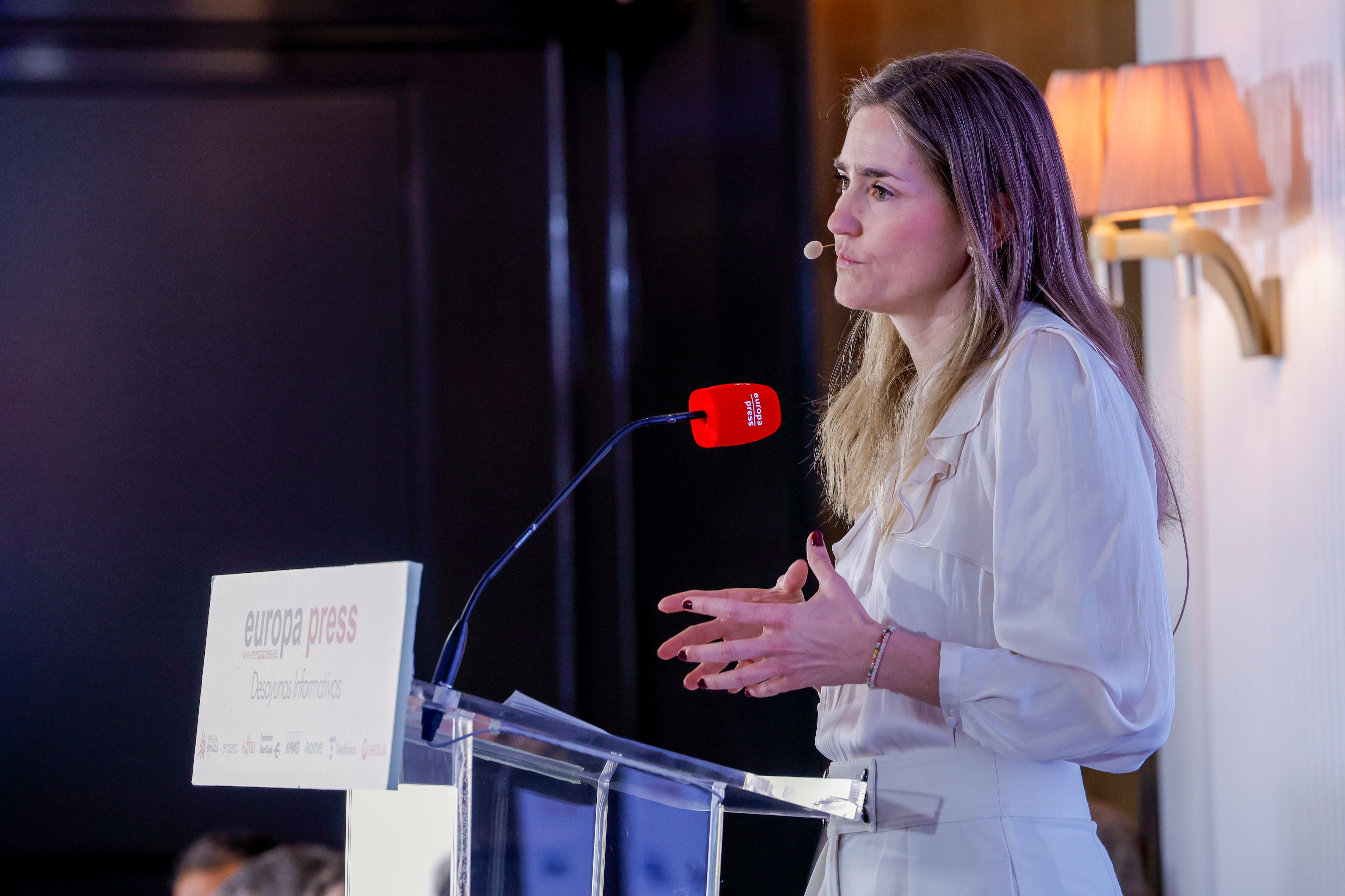 MADRID, 21/02/2025.- La vicepresidenta tercera y ministra para la Transición Ecológica y el Reto Demográfico, Sara Aagesen, participa en un desayuno informativo, este viernes, en Madrid. EFE/ Zipi
