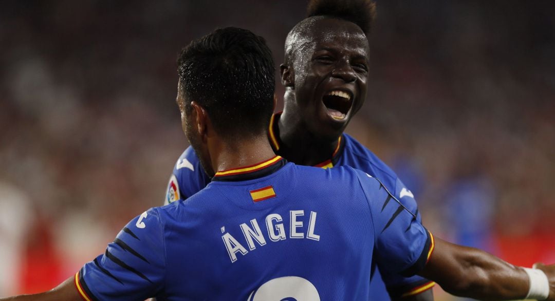 Los jugadores del Getafe celebran uno de los goles del partido