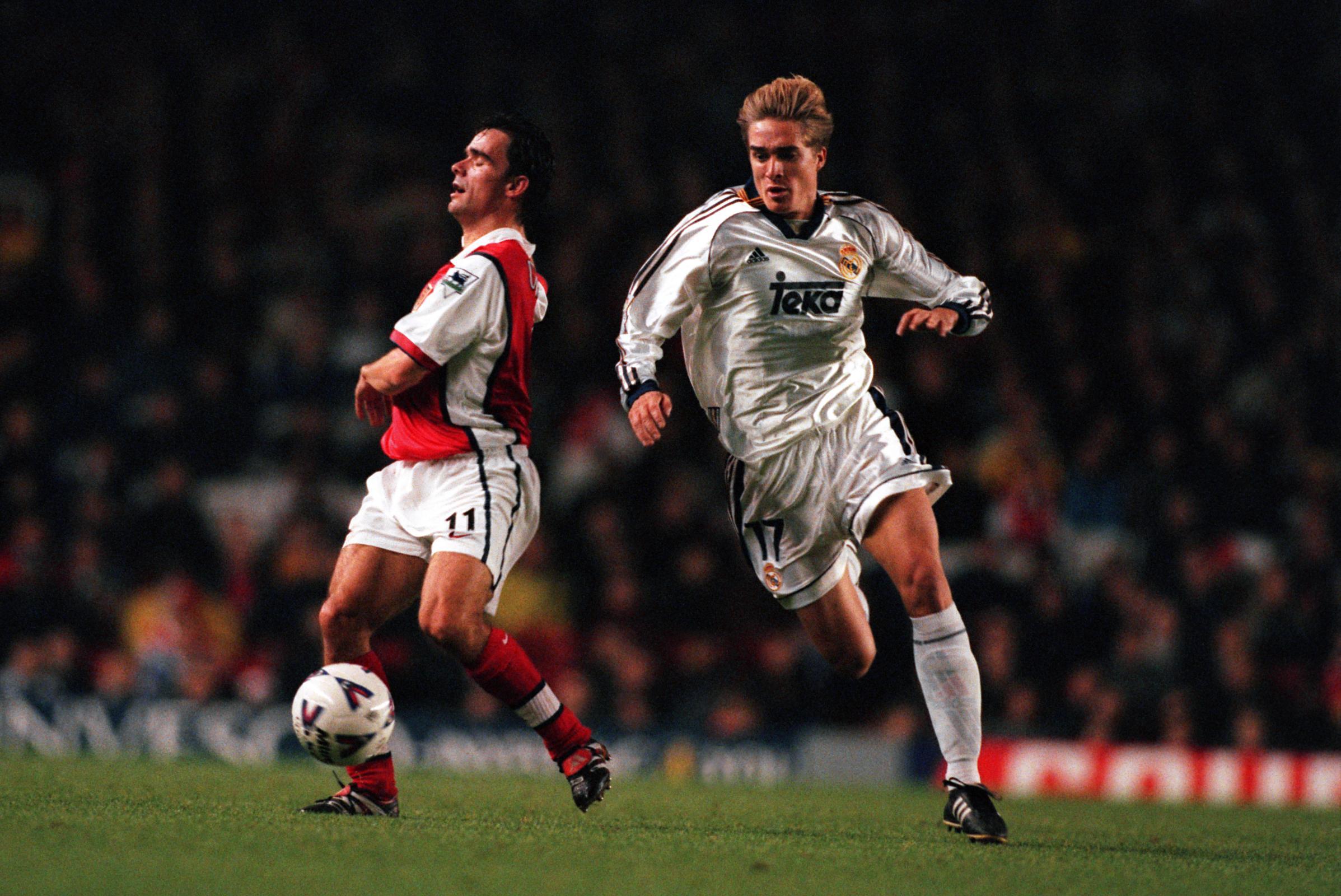 Javier Dorado juega un partido contra el Arsenal