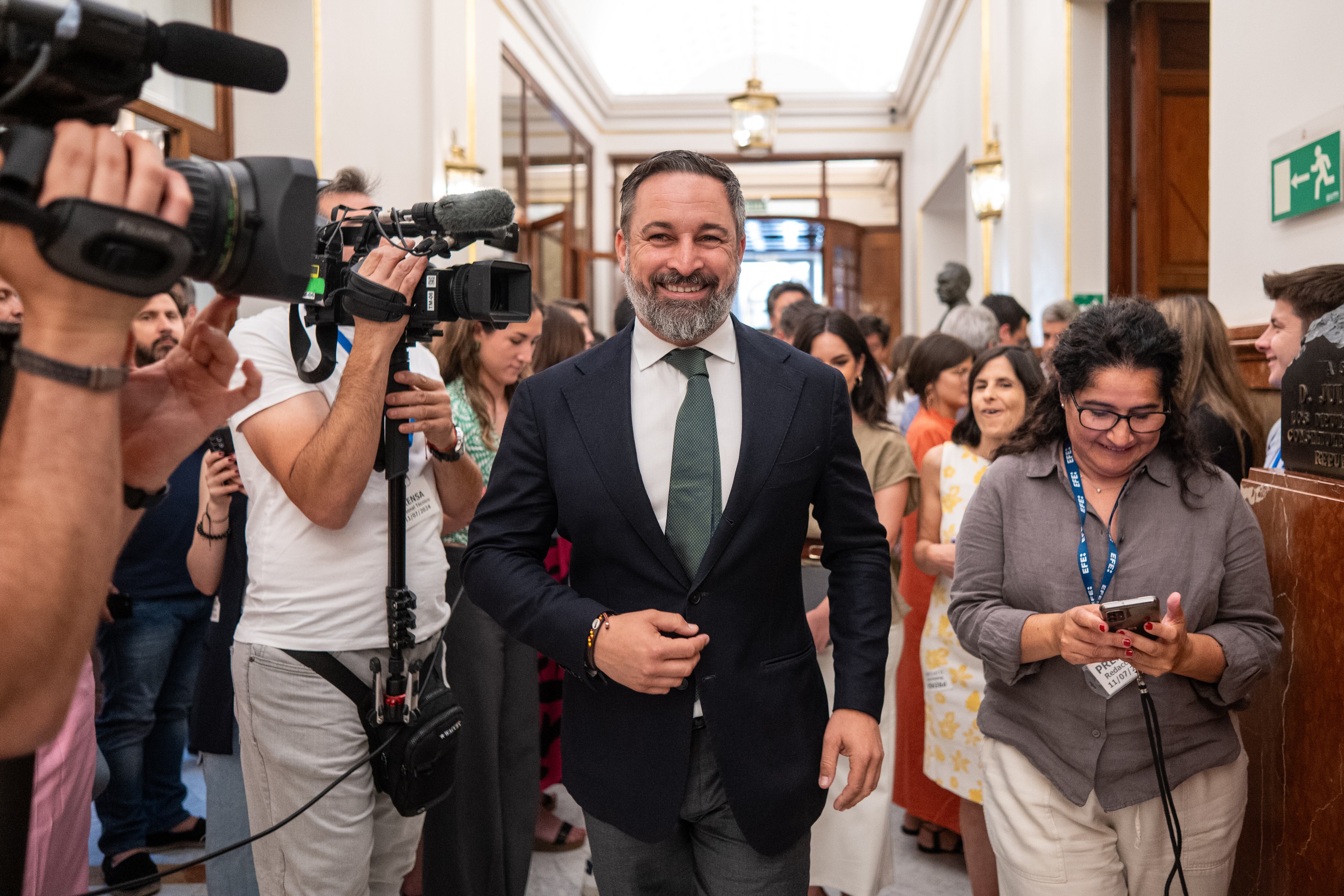 El líder de Vox, Santiago Abascal, atiende a los medios en el Congreso de los Diputados.