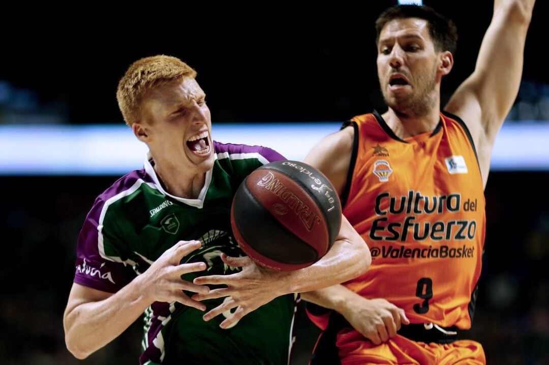 GRAF2549. MÁLAGA, El base del Unicaja Málaga Alberto Díaz (i), disputa un balón con el base belga del Valencia Basquet Sam Van Rossom (d), durante el segundo partido del playoff de cuartos de final de la Liga Endesa que se disputa esta tarde en el Palacio de Deportes José Mª Martín Carpena, en Málaga. EFE, Jorge Zapata