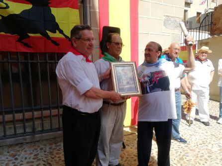 La Asociación cultural taurina Avanto de Santa María la Real de Nieva pregoneros de los encierros reciben el óleo de Lope Tablada.
