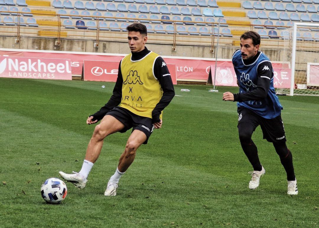 Aarón sigue en dinámica del primer equipo a la espera de una salida