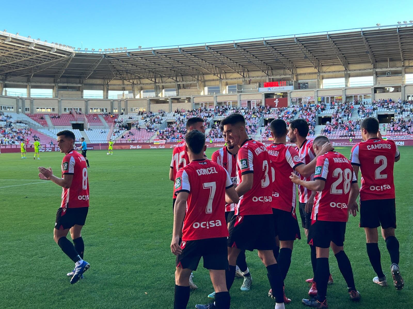 Los futbolistas de la UD Logroñés celebran el tanto de Carlos Doncel