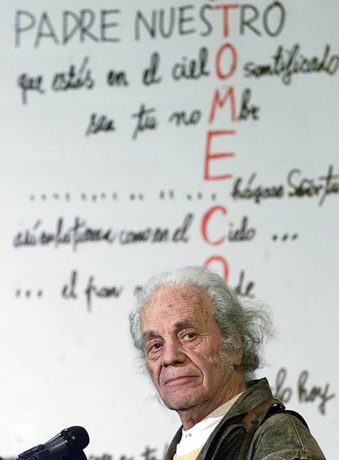 El poeta chileno Nicanor Parra ha sido galardonado este jueves a los 97 años con el premio Cervantes