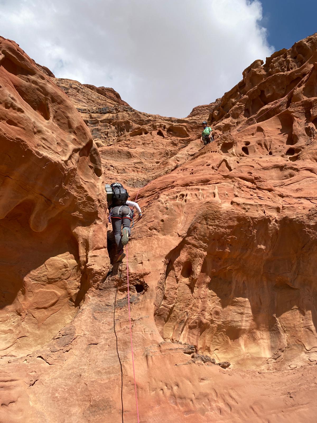 Una de las participantes del Reto Pelayo Vida trepa una de pared vertical en el Jebel Rum (Héctor González)