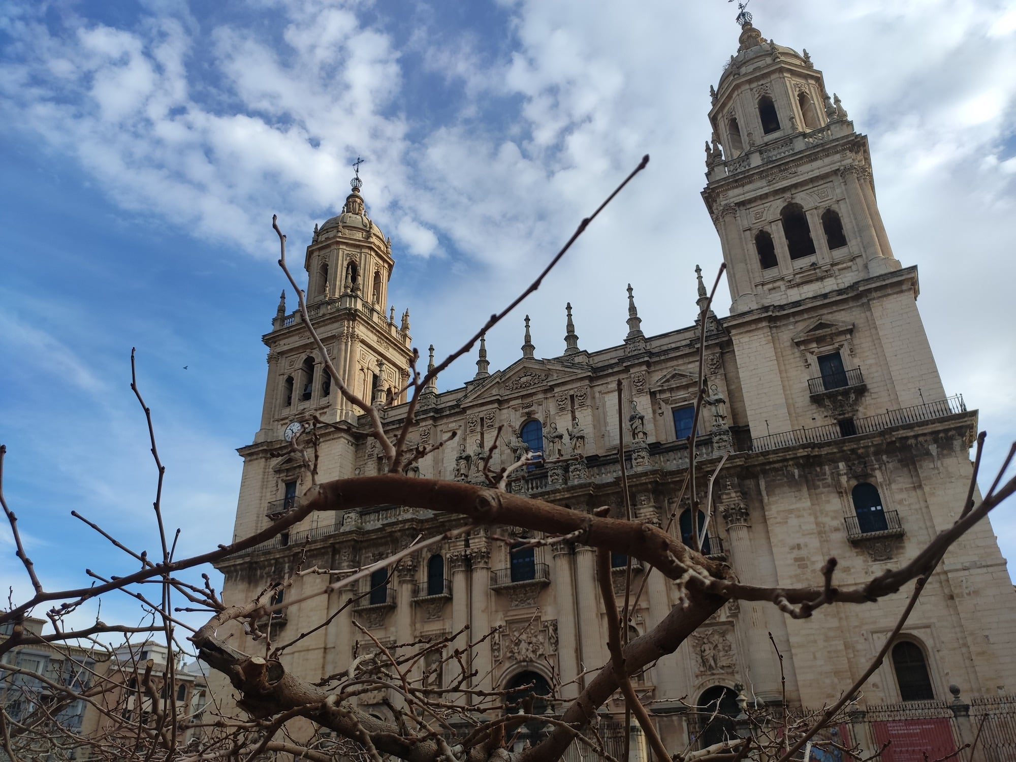 La Catedral de Jaén capital, en un día con claros y nubes