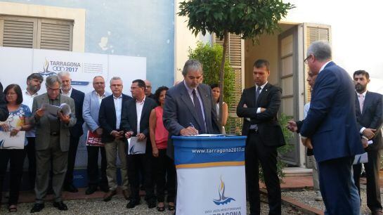 El delegat de la Generalitat a Tarragona, Joaquim Nin, signant el manifest de recolzament als Jocs del Mediterrani.