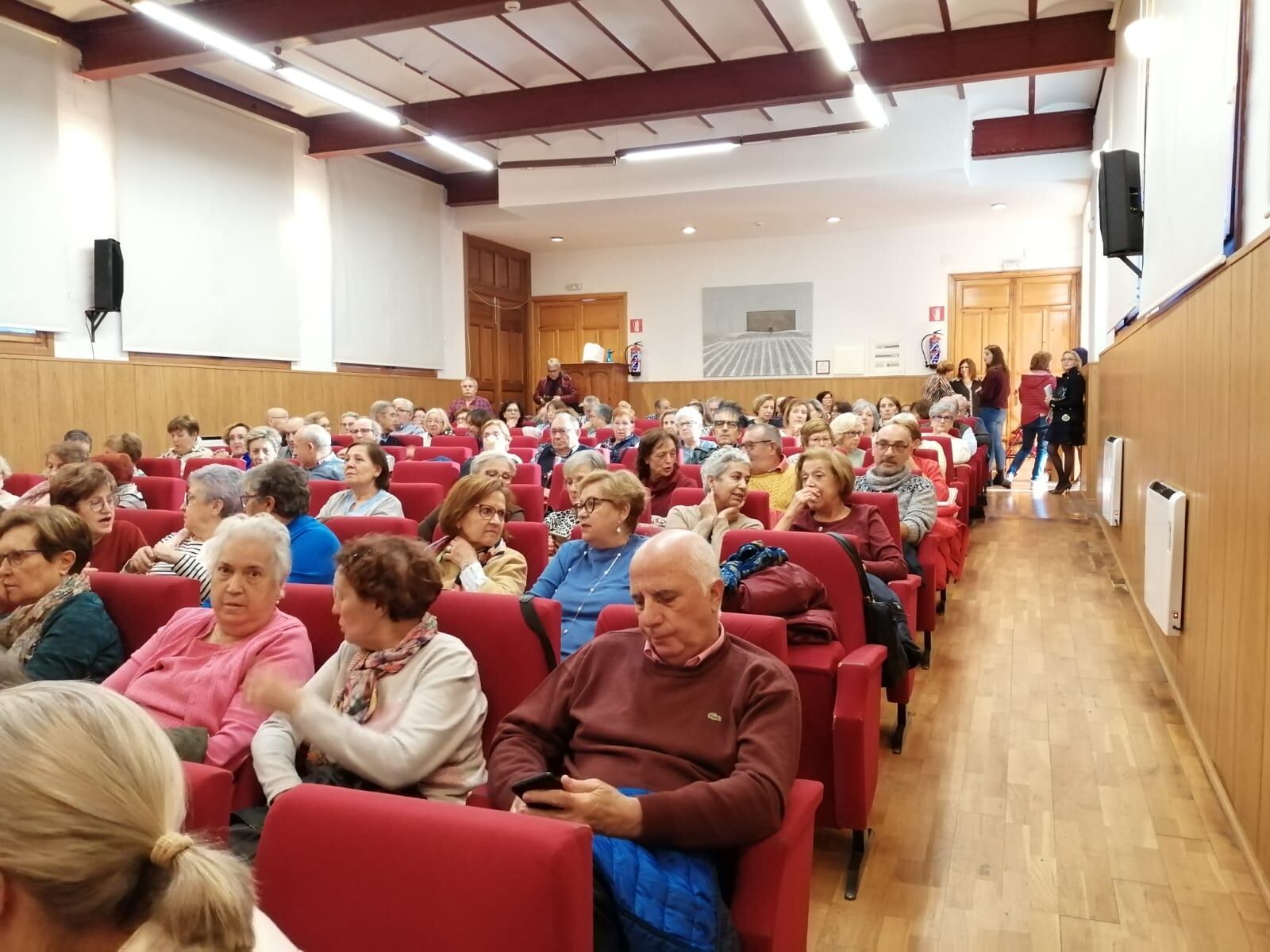 La Casa de Cultura de la Encomienda, llena para la conferencia inaugural del curso