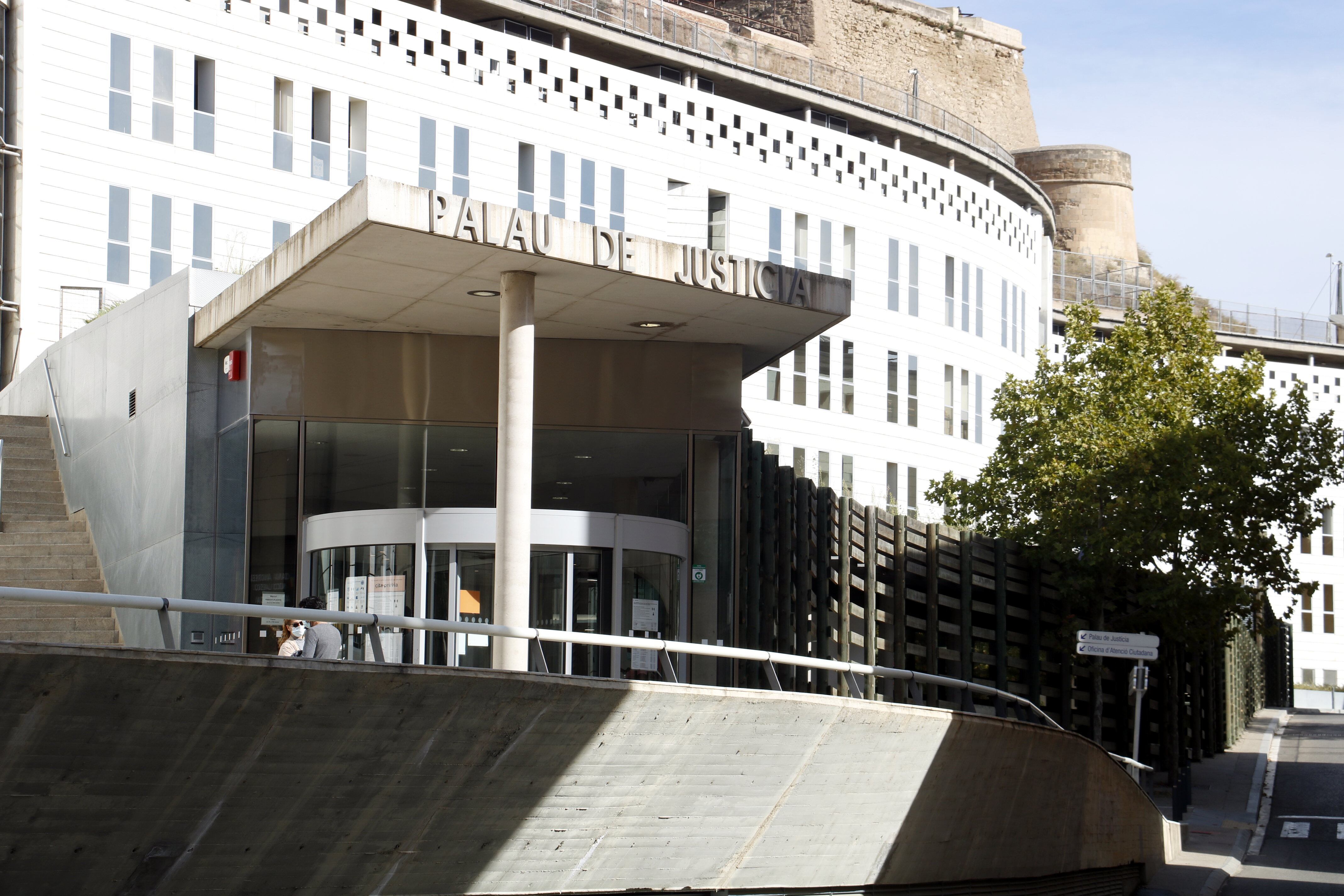 Pla obert de la porta d'entrada dels jutjats de Lleida. Arxiu