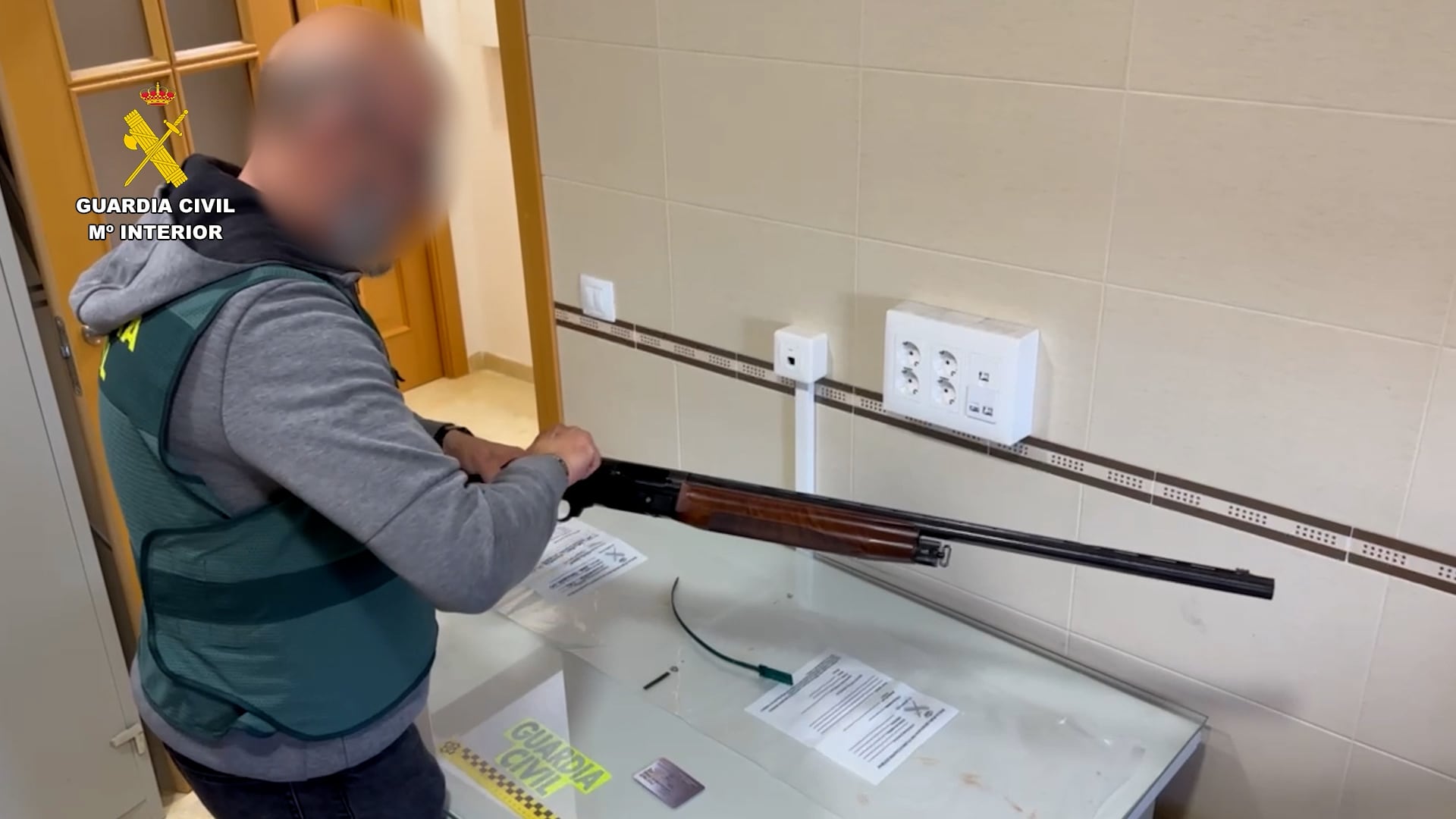 ALICANTE, 19/01/2025.- La Guardia Civil ha detenido a una persona de 47 años por presuntos delitos de tenencia ilícita de armas y desórdenes públicos, tras disparar con una escopeta desde el balcón de su vivienda durante la celebración de la pasada Nochevieja. EFE/ Guardia Civil SOLO USO EDITORIAL/SOLO DISPONIBLE PARA ILUSTRAR LA NOTICIA QUE ACOMPAÑA (CRÉDITO OBLIGATORIO)
