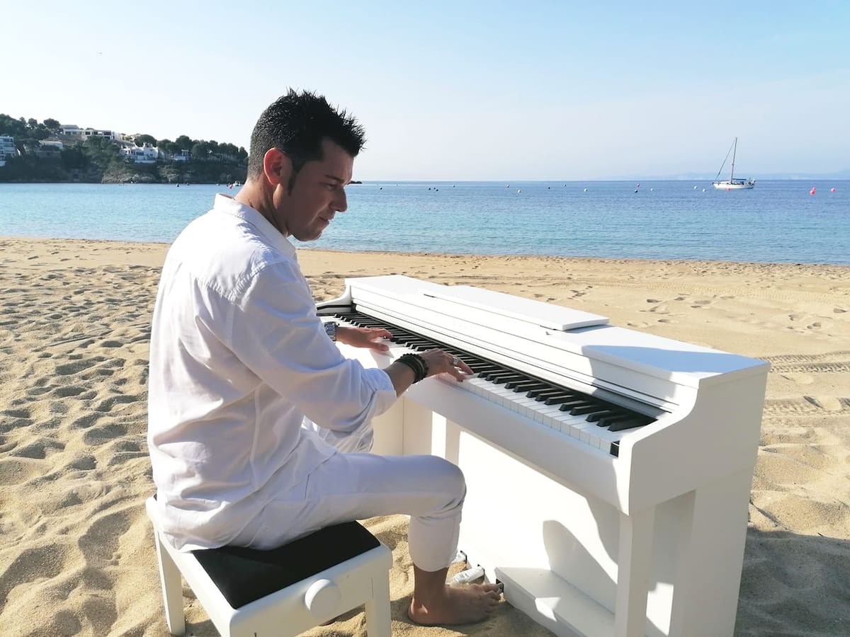 El cantante Dani Ramírez nos presenta ‘Versátil’