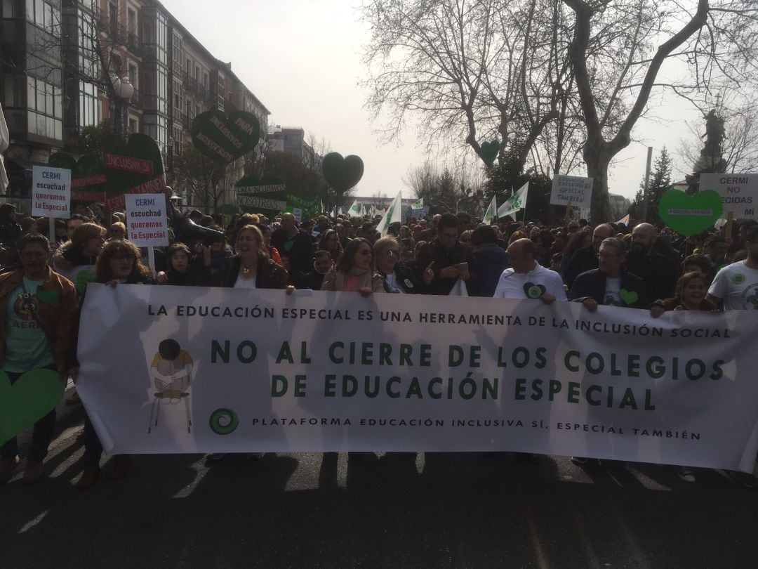 Inicio de la manifestación de las familias de centros de educación especial en la Acera de Recoletos de Valladolid