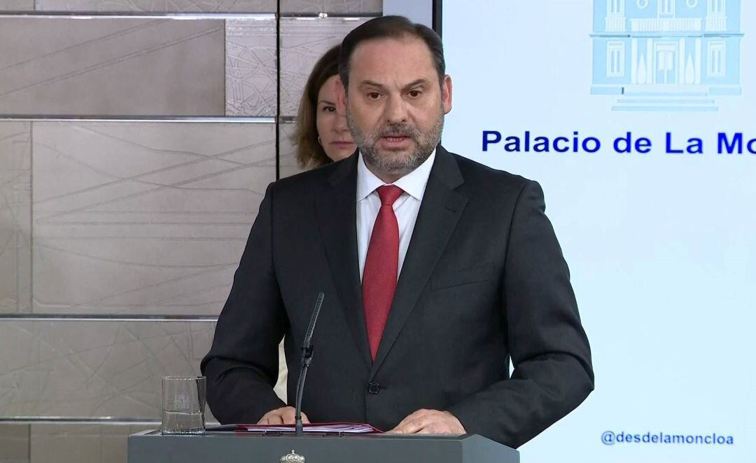 GRAF7349. MADRID, .- Imagen de televisión del ministro de Transportes, José Luis Ábalos, durante la rueda de prensa sobre el coronavirus ofrecida este domingo desde el Palacio de La Moncloa, en Madrid. El gobierno ha destacado el comportamiento de los ciudadanos en la lucha contra la pandemia que ya ha provocado cerca de 300 muertos en España. EFE