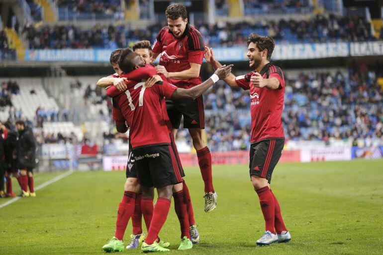  El delantero marfileño del Mirandés Lago Junior celebra con sus compañeros el gol ante el Málaga