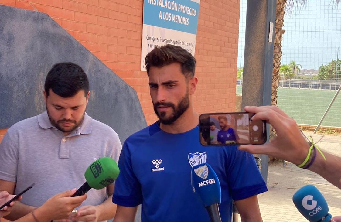 Luis Muñoz, antes de atender a los medios en el campo de la federación