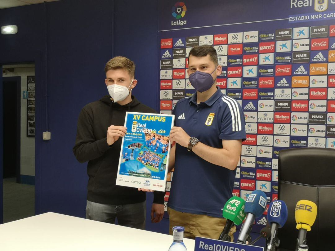 Viti en el Carlos Tartiere junto a Pablo Valcarce, coordinador del campus del Real Oviedo