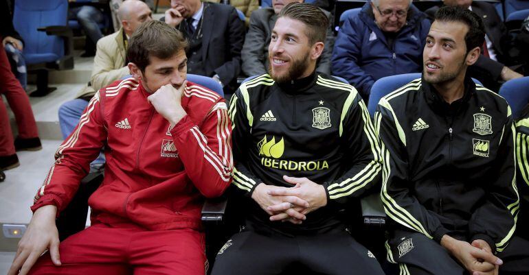 GRA146. LAS ROZAS (MADRID), 13/11/2014.- Los jugadores de la selección española de fútbol, Iker Casillas (i), Sergio Ramos (c) y Sergio Busquets (d), durante la rueda de prensa ofrecida hoy en la Ciudad del Fútbol de Las Rozas, donde el equipo está concen