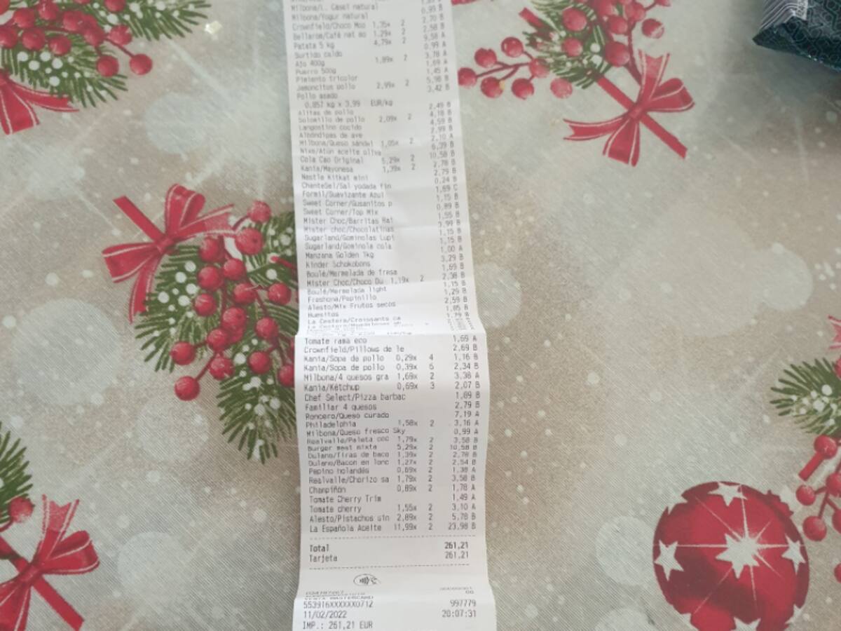 El gesto de bondad de una persona que vio a otra pidiendo en un supermercado y le hizo una compra de casi 300 euros